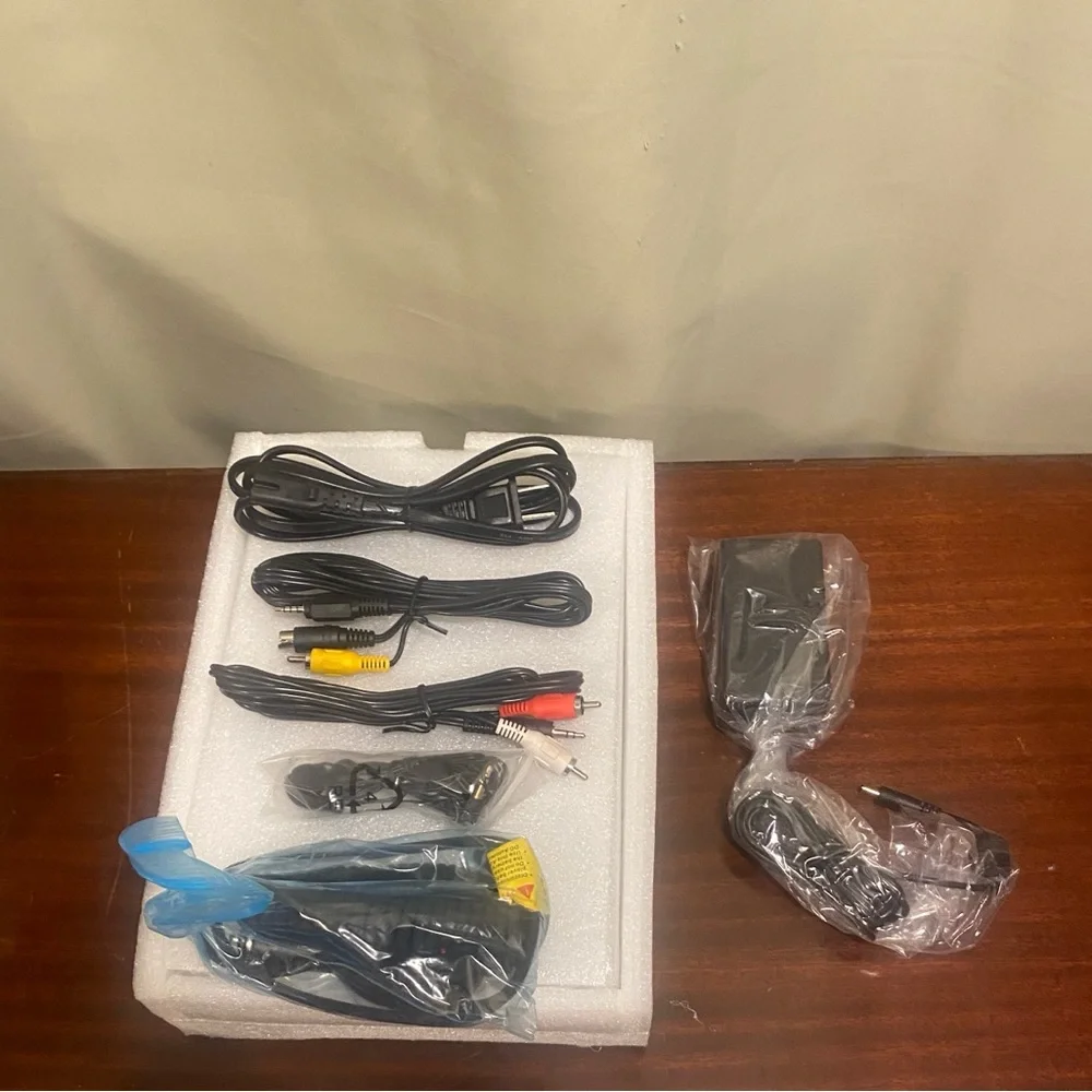 Cyberhome Portable DVD Player CH-LVD1010A All Complete MP3s 10’LCD screen New - Picture 6 of 15